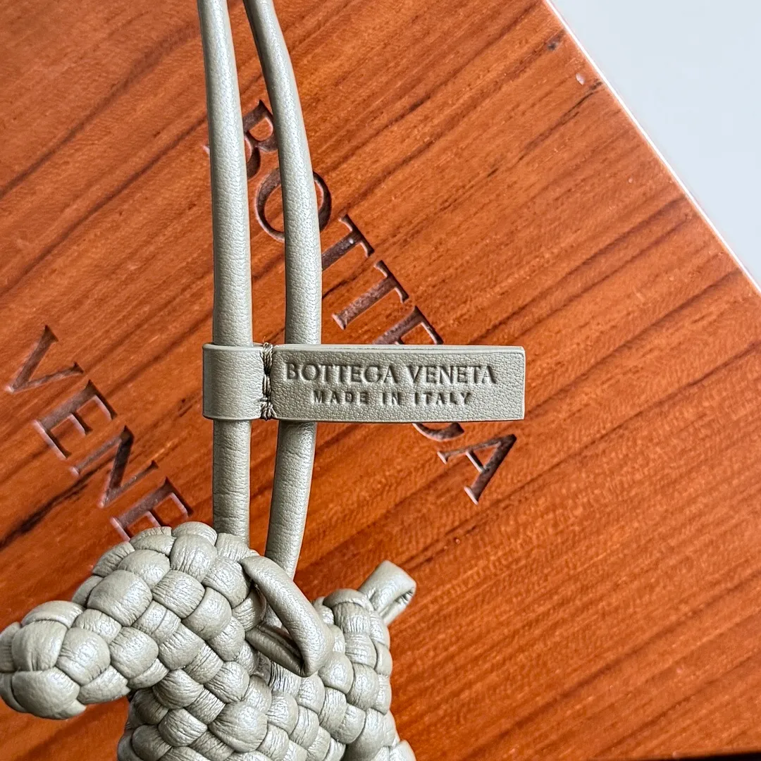 Batch 540 BOTTEGA VENETA2025 new puppy🐕 style pendant Braided puppy is online😎 Leather braided puppy style pendant can be hung on any handbag, and it is as cute, delicate and colorful as it matches with a bag. Cute and cute, it will touch your heart at any time. It can be hung on bags or keychains. Who can resist such a cute puppy? Style number: 807068